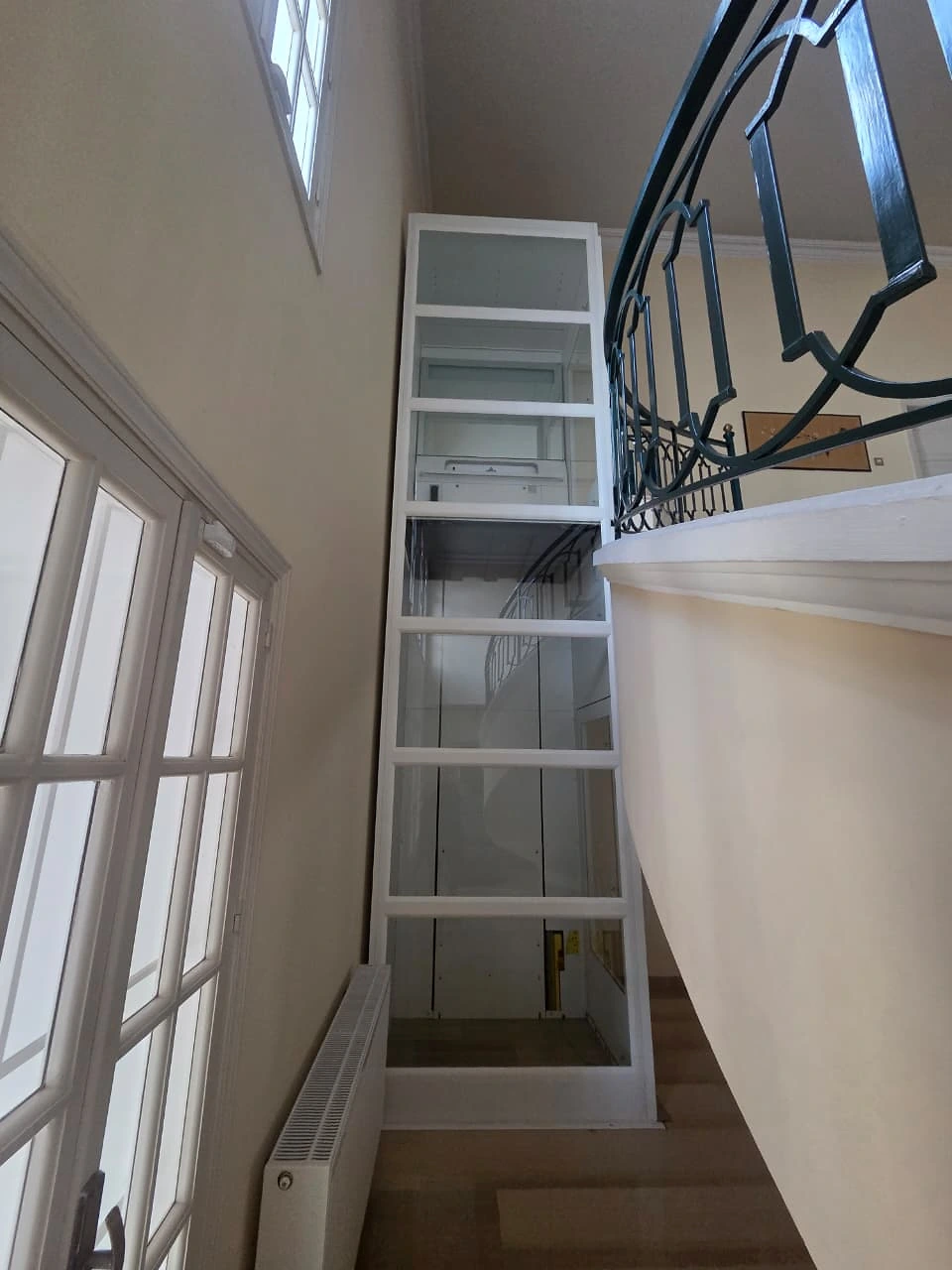 Γυάλινο και μεταλλικό πλαίσιο μέσα στο σπίτι