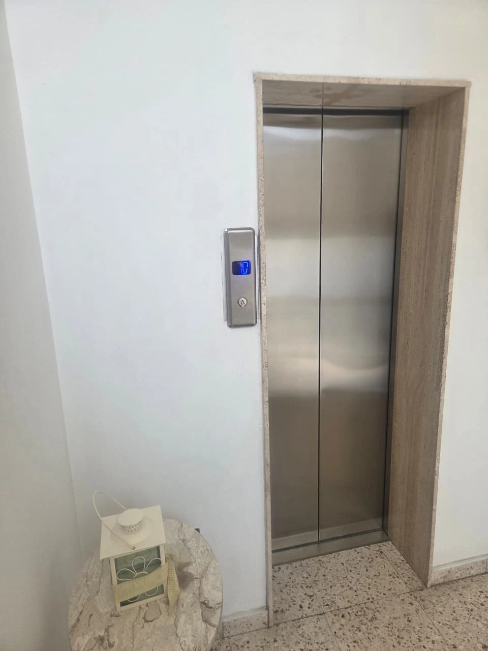 Ανανεωμένες θύρες και είσοδος ορόφου